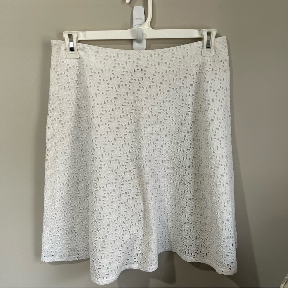 GAP White Eyelet Knee Length Skirt - Size 6